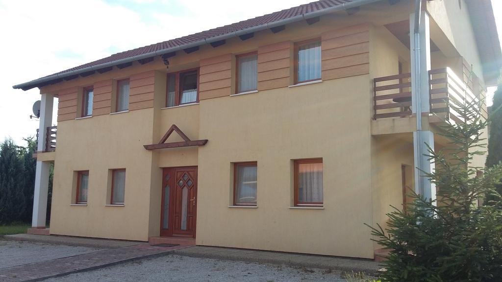 Bodzavirag Apartman 佐洛卡罗斯 外观 照片